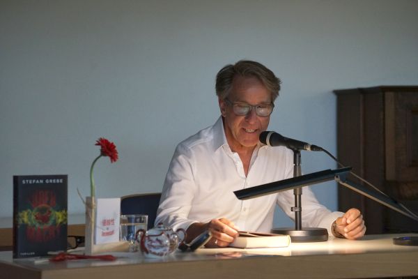 Buchautor Stefan Grebe bei der Lesung im Evangelischen Gemeindehaus in Schönhagen. Foto: Felix Ahlborn