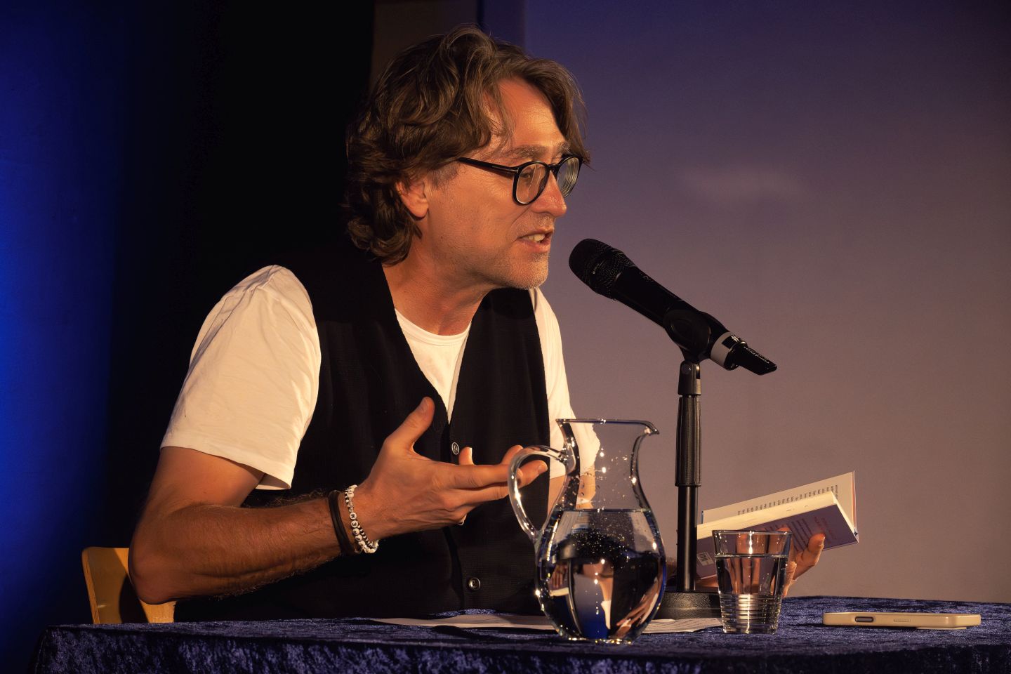 Bestsellerautor Jan Weiler bei seiner Lesung im ausverkauften Uslarer Gemeindehaus. Foto: Martin Gaebler