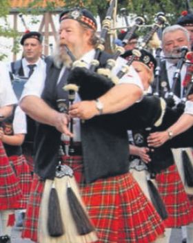 Marschierten auf: Die Pipes & Drums aus Dransfeld auf dem Amtsweg-Parkplatz.