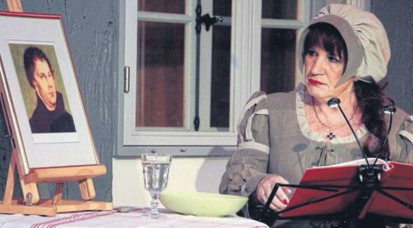 Wilder Mohn: Marie Anne Langefeld stellt hier Katharina Luther dar, ihre Partnerin Carmen Barann trat unter anderem als Desdemona auf. Foto: Porath Wilder Mohn: Marie Anne Langefeld stellt hier Katharina Luther dar, ihre Partnerin Carmen Barann trat unter anderem als Desdemona auf. Foto: Porath