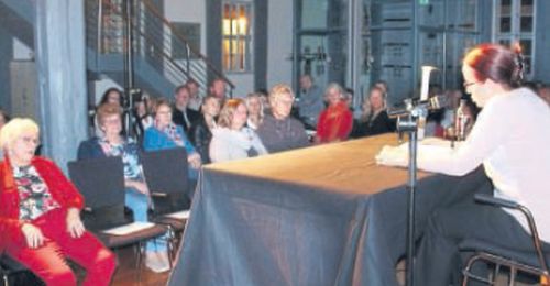 Literaturherbst in Uslar: Zur Lesung mit Petra Hammesfahr kamen über 100 Besucher in den Rathaussaal. Foto: Ralf Jasper