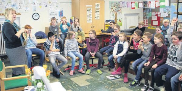 Lesung mit Anja Janotta: Die Kinderbuchautorin trat auf Einladung der Stadtbücherei und des Literatur- und Kunstkreises Uslar an den Grundschulen in Uslar und Schönhagen/Sohlingen auf. FOTO: RALF JASPER Lesung mit Anja Janotta: Die Kinderbuchautorin trat auf Einladung der Stadtbücherei und des Literatur- und Kunstkreises Uslar an den Grundschulen in Uslar und Schönhagen/Sohlingen auf. FOTO: RALF JASPER