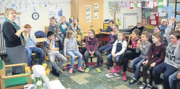 Lesung mit Anja Janotta: Die Kinderbuchautorin trat auf Einladung der Stadtbücherei und des Literatur- und Kunstkreises Uslar an den Grundschulen in Uslar und Schönhagen/Sohlingen auf. FOTO: RALF JASPER