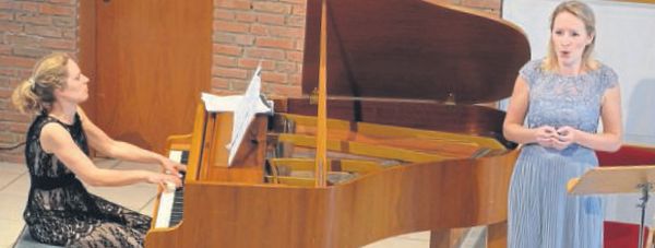 Faszinieren im Einklang: Pianistin Katharina Ilse (links) und die Sopran-Sängerin Katharina Kunz traten vor 45 Zuhören in der Uslarer Freikirche auf. FOTO: JÜRGEN DUMNITZ