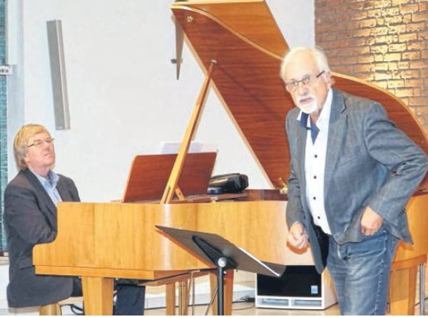 „Tea for Two“ in Uslar: Gerrit Zitterbart (links) am Klavier und Klaus Pawlowski brauchen keine große Show, um ihr Publikum für sich zu gewinnen. FOTO: GUDRUN PORATH