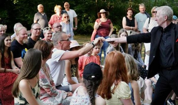 Verzaubert: Zauberer Friedrich nutzte für seine Tricks das Publikum beim Sommerfest des Literatur- und Kunstkreises Uslar im Schlosspark. FOTO: GUDRUN PORATH