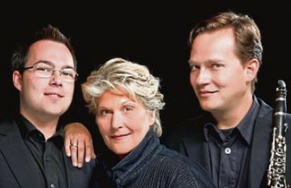Swingin’ Words: Das Trio aus Lübeck mit (von links) Nikolai Juretzka, Antje Birnbaum und Ákos Hoffmann stellt die Gershwin-Story im Autohaus Siebrecht vor. FOTO: MUSIKTRANSFAIR/NH