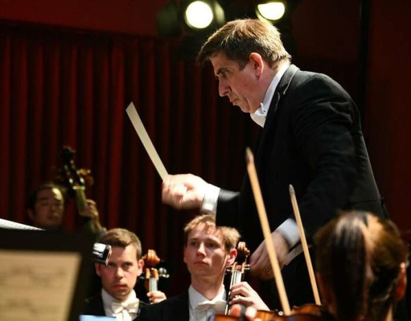 Dirigent Nicholas Milton kommt mit dem Göttinger Symphonieorchester am 4. Januar nach Uslar und spielt im Forum des Gymnasiums Uslar. ARCHIVFOTO: MARTIN GAEBLER/NH