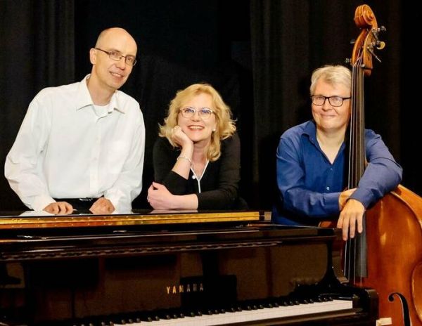 Das Trio Spielraum mit Sängerin Silvia Droste, Pianist Michael Kotzian und Kontrabassist Stefan Werni gastiert am Samstag in der Friedenskirche in Uslar. FOTO: DIETMAR LORENZ