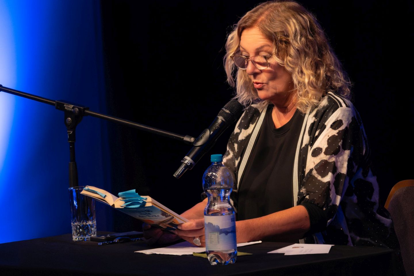 Bettina Tietjen las im vollbesetzten Uslarer Forum.